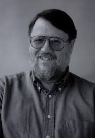 Ray Tomlinson est un ingénieur américain considéré le créateur du courrier électronique. En effet en 1971, il met en place deux programme, alors qu&#39;il - tomlinson