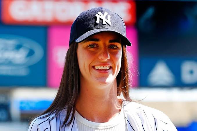 Caitlin Clark appears at The Brox in a Yankees uniform and reveals a secret  between her and the Yankees. | Marca