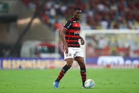 Evertton Araújo se destaca e estreia como titular do Flamengo contra o Vitória