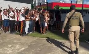 Briga entre torcidas de Bahia e Vitória deixa um morto e seis presos