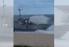 Barco da Marinha encalha na Praia da Macumba. Veja o vídeo