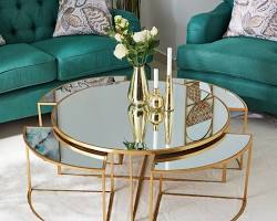 صورة طقم طاولات شاي وقهوة مزينة بالأطباق والمزهريات