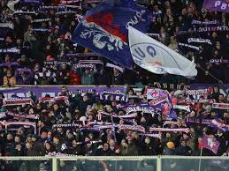Pisa chiama, Firenze risponde: clima derby tra striscioni e coreografia al Franchi