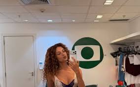 Gabriela Loran surge de lingerie em bastidores de 'Três Graças'