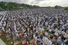 Hasil gambar untuk sholat jumat di lapangan