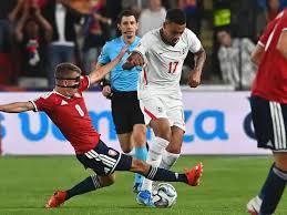England take lead in Prague; Spain lead; 10-man Scotland behind