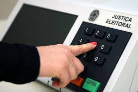Justiça Eleitoral abre prazo para eleitor solicitar voto em trânsito; saiba como