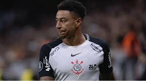 Momento de Lingard ganha destaque no Corinthians após forte fala de Diniz