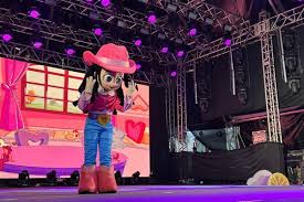 Boiadeirinha inspirada em Ana Castela faz a festa da criançada no Festival de Inverno de Bonito