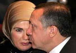Başbakan Recep Tayyip Erdoğan&#39;ın eşi Emine Erdoğan&#39;ı Cemile Gül, giydiriyor. - 2079