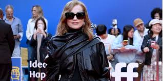 Isabelle Huppert, plus rock que jamais sur le tapis rouge dans un look des plus audacieux — Marie Claire