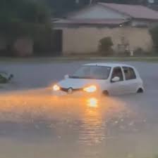 Forte chuva em Itaúna provoca alagamentos na cidade; Inmet emite alerta
