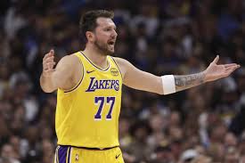 Luka Dončić Cerca Suspendición por Quinto Técnico en Partido contra los Lakers