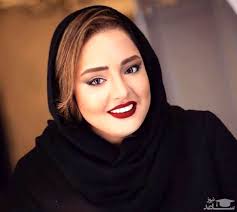 ژست ساده جلو آینه ای نرگس محمدی با استایل جدیدش