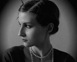 The side parted look with a neat pin was the classic 1920s hairstyle statement for a modern girl on the move. old memories 30 Breathtaking 1920s Hairstyles - old-memories