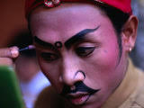 <b>Michael Coyne</b>. 32,99 €. (14 weitere Größen verfügbar) - michael-coyne-actor-applying-makeup-at-ngenteg-linggih-festival-kedewatan-village-ubud-bali-indonesia
