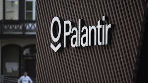 أكثر من 200 ألف بريطاني يطالبون بفسخ عقود حكومية مع "بالانتير"