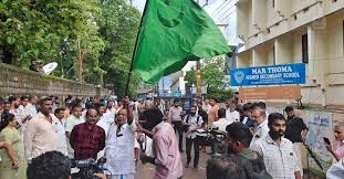 നിലമ്പൂരിൽ കുതിപ്പ് തുടങ്ങി ആര്യാടൻ ഷൗക്കത്ത്; ആദ്യ ബൂത്തിൽ സ്വരാജ് മൂന്നാമത്, പതറാതെ അൻവർ