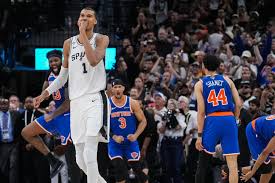 Error de Wembanyama en permite a Knicks ganar el Juego 2 en San Antonio