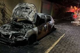 Homem ateia fogo em carro da ex-esposa e da ex-sogra em Arniqueira