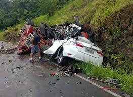 Cinco pessoas morrem em colis&atilde;o entre caminh&atilde;o dos bombeiros ...