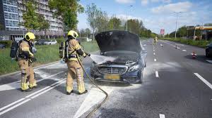 Auto vliegt in brand tijdens rijden in Alphen aan den Rijn