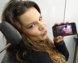 Fernanda Souza mata as saudades do namorado pelo celular (Foto: Domingão do Faustão/ Fernanda Souza: &quot;No início, minha conta de telefone aumentou&quot; (Domingão ... - fernanda_souza_620