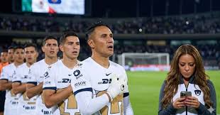 Keylor Navas sorprende cantando el himno de la UNAM, así como su esposa en los graderíos