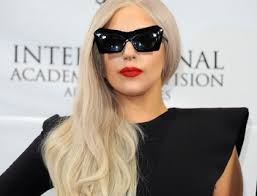 Lady Gaga berada di dalam botol parfum raksasa yang merupakan replika dari botol parfum “Fame”. Lady Gaga juga tampak antusia dalam memasarkannya. - ladygaga-fame