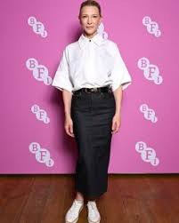 Saia jeans e tênis branco: Cate Blanchett quebra regra de red carpet com look da Givenchy