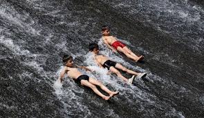 In Pictures: Kashmiri kids beat the summer heat