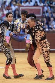 Roca Rey herido en el muslo derecho al entrar a matar al quinto toro en Sevilla