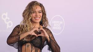 Karol G, Maluma, BTS y los mejores vestidos de la alfombra roja de los American Music Awards 2026