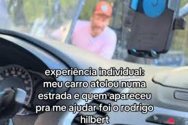 Motorista atola carro em estrada de terra e quem aparece para ajudar é Rodrigo Hilbert