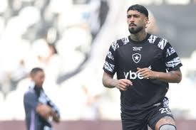 Barboza sobe ao gramado do Nilton Santos sozinho para se despedir do Botafogo