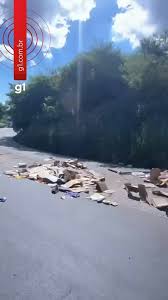 Caminhão cai de viaduto do Anel Rodoviário de BH sobre Avenida Amazonas; VÍDEO