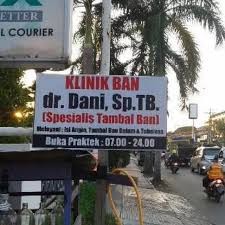 Hasil gambar untuk tulisan lucu di bak truk