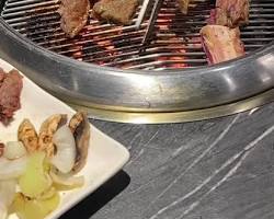 Yangdaegam restaurant with a sizzling grill of Korean barbecue的圖片