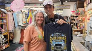 Alice Cooper surprises fans at Fort Myers, Florida shopping mall