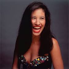 Selena Quintanilla en concierto, vestida con su ic&oacute;nico bustier morado y sonrisa radiante