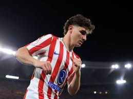 Julian Álvarez prueba su tobillo lesionado antes del Arsenal