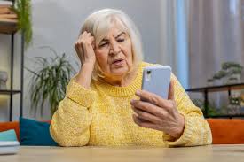 ZUS ostrzega przed oszustwem. Fałszywi pracownicy dzwonią do seniorów i obiecują podwyższenie świadczeń