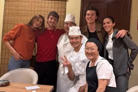 Shawn Mendes repete restaurante japonês em nova visita a SP
