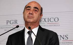 Familiares de los 43 de Ayotzinapa y FGR unen fuerzas contra disminución de restricciones a Murillo Karam