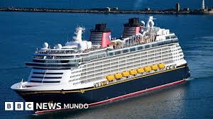 Héroe en Disney Dream: Padre salta al mar para salvar a su hija - Imagen ilustrativa del artículo
