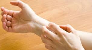 «Il prurito come una malattia, può portare ansia e depressione: ecco tutte le cause e come va curato»