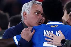 Benfica e Mourinho viram alvo de críticas por reação à acusação de Vinicius Junior