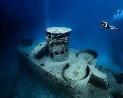 les épaves de Thaïlande, Le HTMS Sattakut 742 était un navire de débarquement de chars de classe LST de l'US Navy pendant la Seconde Guerre mondiale. Après la guerre, il a été donné à la Royal Thai Navy et a servi jusqu'en 1997, date à laquelle il a été coulé intentionnellement au large de Koh Tao pour créer un récif artificiel.