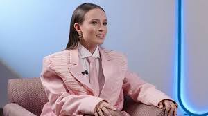 Larissa Manoela fala sobre beijo em mulher e cenas de sexo em novo filme: “Me enxerguei sensual e desejada”