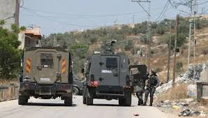 الاحتلال يعتقل فلسطينيين في الضفة ومستوطنون يهاجمون منازل في نابلس